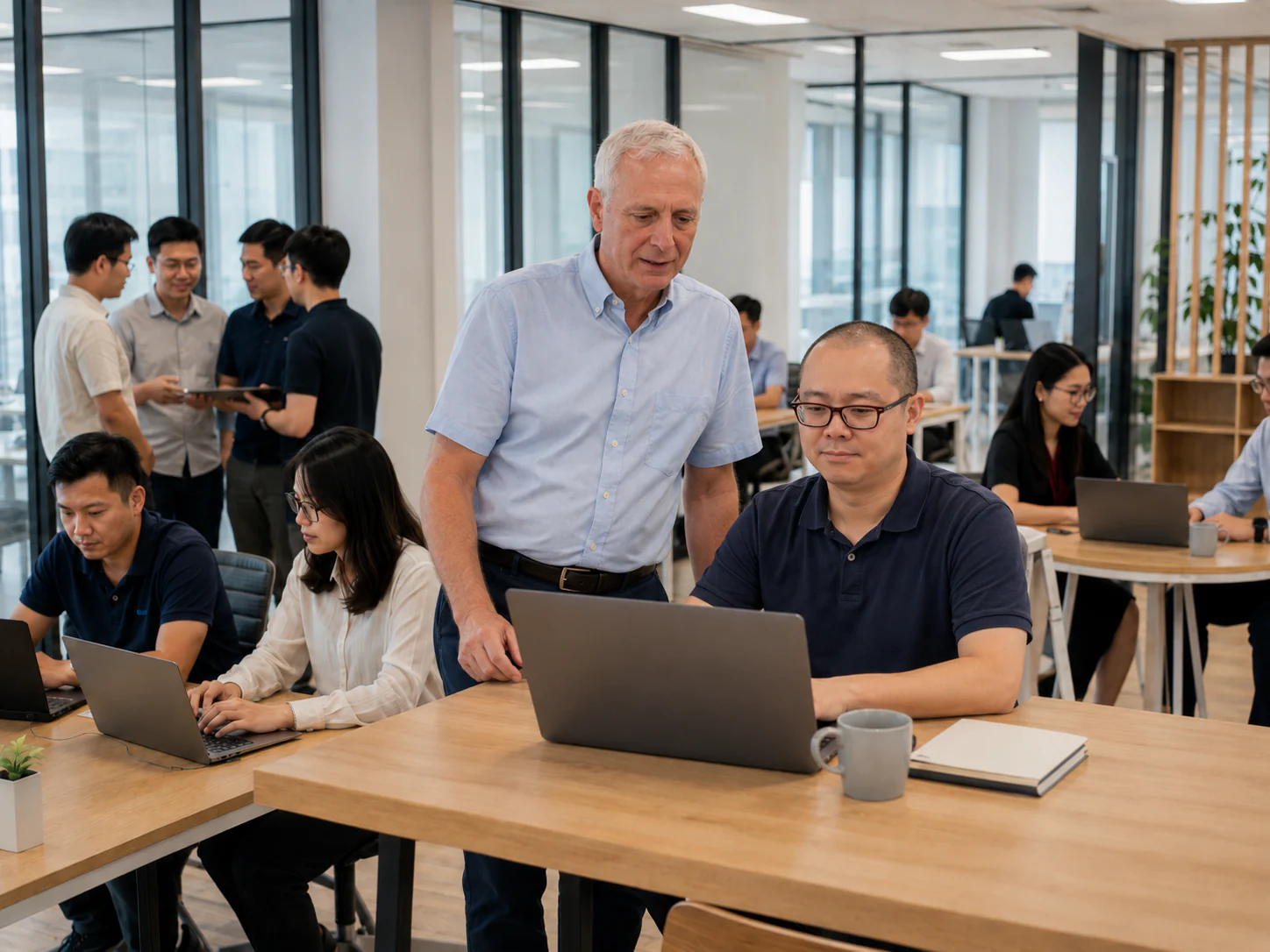 Christian Dingelstedt arbeitet vor Ort mit Mitgliedern eines vietnamesischen Delivery-Teams